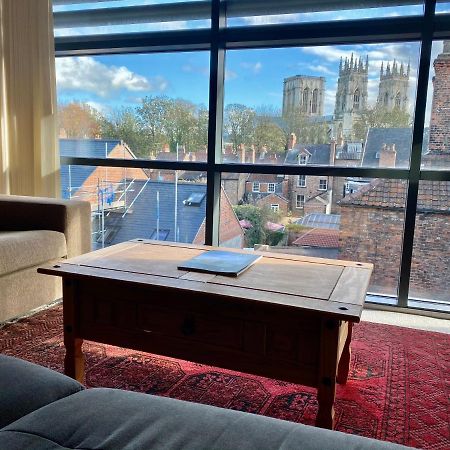 Churchill Two Bedroom Apartments With Free Parking And The Minster View York Exterior foto